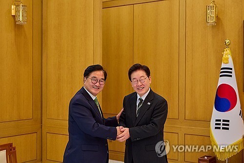 Lee meets with ex-pa...