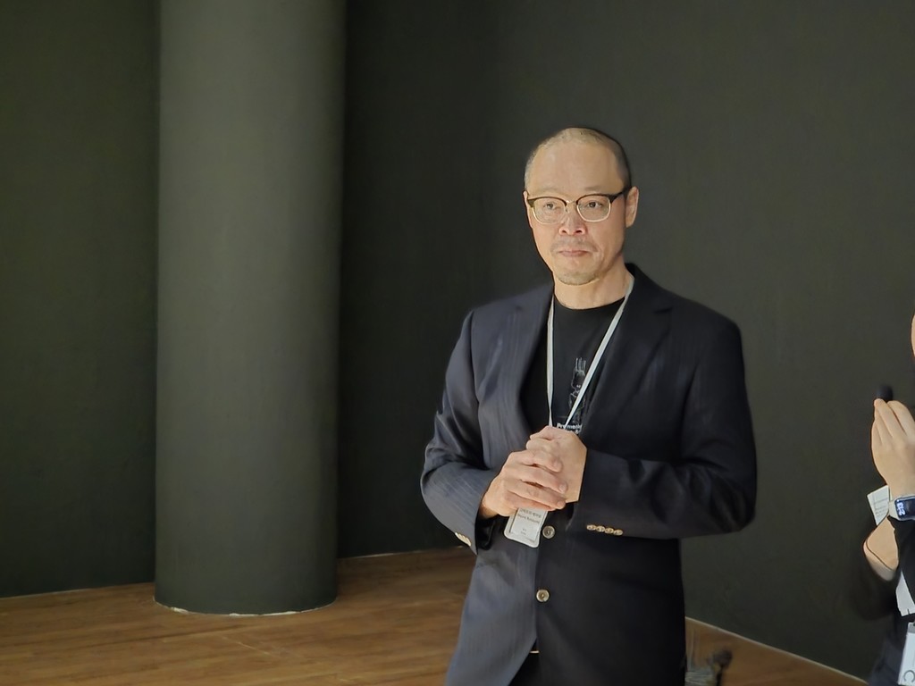 고이즈미 메이로 작가 (서울=연합뉴스) 박의래 기자 = 고이즈미 메이로 작가가 26일 서울 소격동 아트선재센터에서 열린 국내 첫 미술관 개인전 '고이즈미 메이로: 불, 어느 아카이브'에서 작품에 관해 설명하고 있다. 2026.10.26. laecorp@yna.co.kr