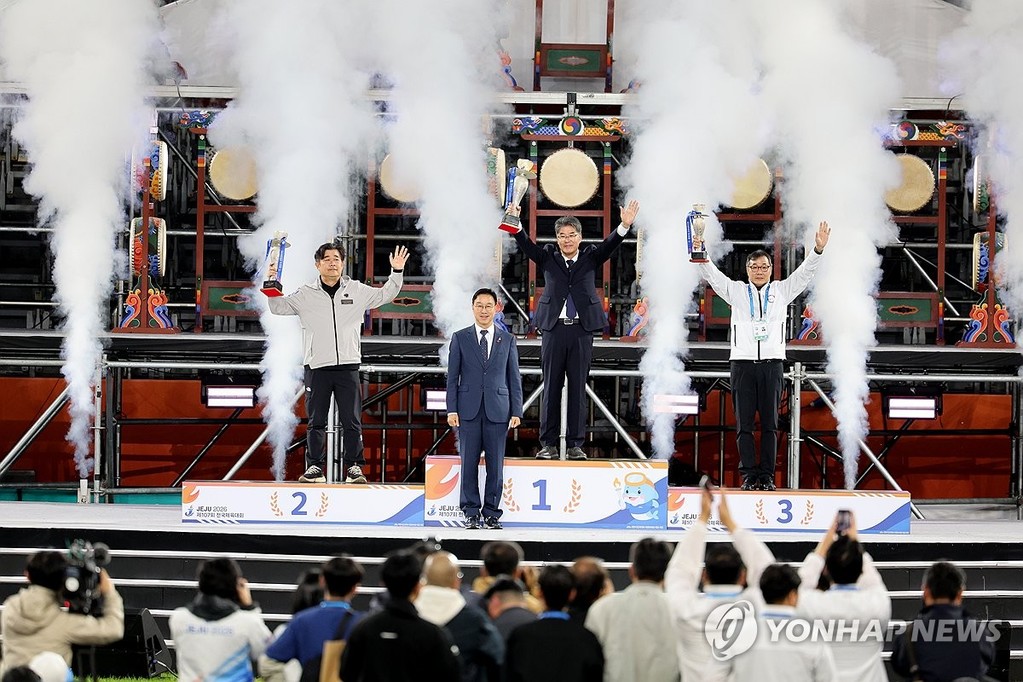 전국체전 시상식 (서귀포=연합뉴스) 지난 10월 22일 제주도 서귀포시 제주월드컵경기장에서 열린 제107회 전국체육대회 폐회식에서 시상식이 진행되고 있다. [연합뉴스 자료사진]