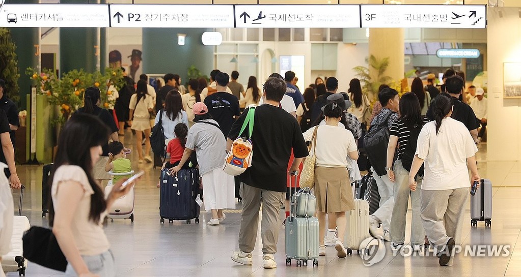 제주 찾은 관광객들 [연합뉴스 자료사진]