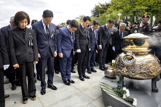 Memorial service for ex-President Park