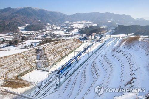 평창역 일대를 달리는 KTX [연합뉴스 자료사진]