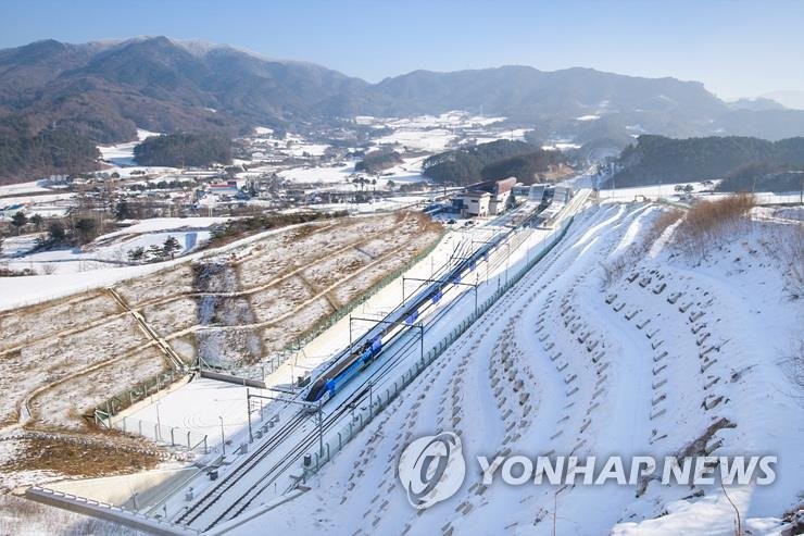 경강선 평창역 일대를 달리는 KTX [연합뉴스 자료사진]