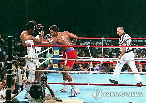 1974년 '정글의 혈투'에서 알리를 코너에 몰아 붙인 포먼(가운데) [AP 연합뉴스 자료사진. 재판매 및 DB 금지]