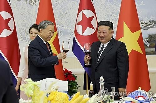 North Korean leader Kim Jong-un (R) and Vietnamese head of state To Lam attend a banquet in Pyongyang following their talks on Oct. 9, 2025, in this file photo from the Korean Central News Agency released the following day. (For Use Only in the Republic of Korea. No Redistribution) (Yonhap)
