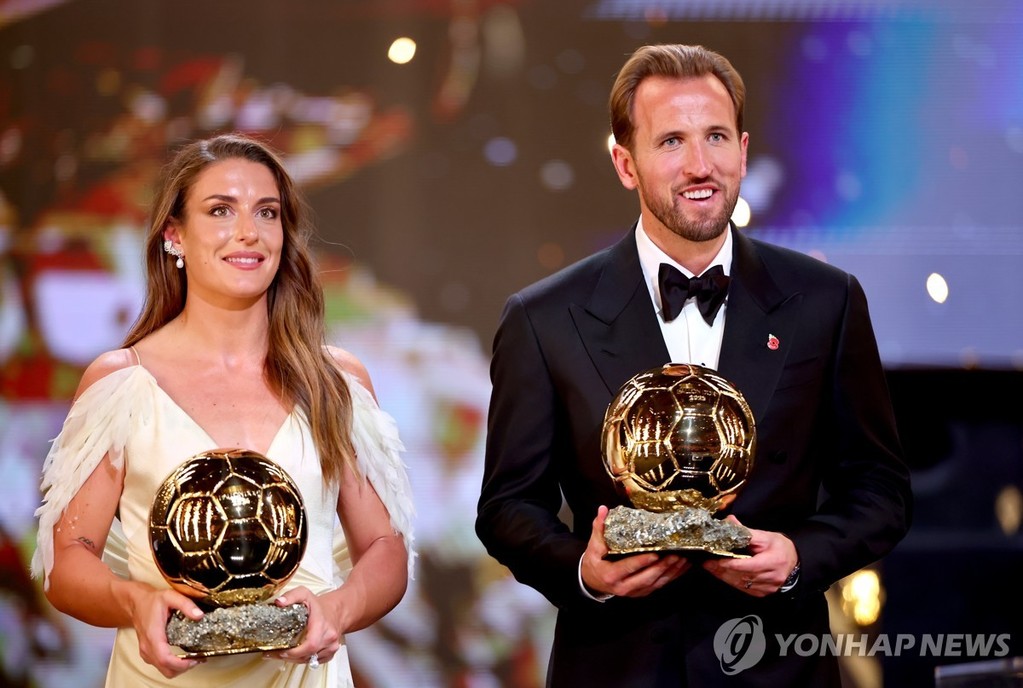2026 발롱도르 남녀 수상자인 해리 케인(오른쪽)과 알렉시아 푸테야스. [EPA=연합뉴스. 재판매 및 DB 금지]