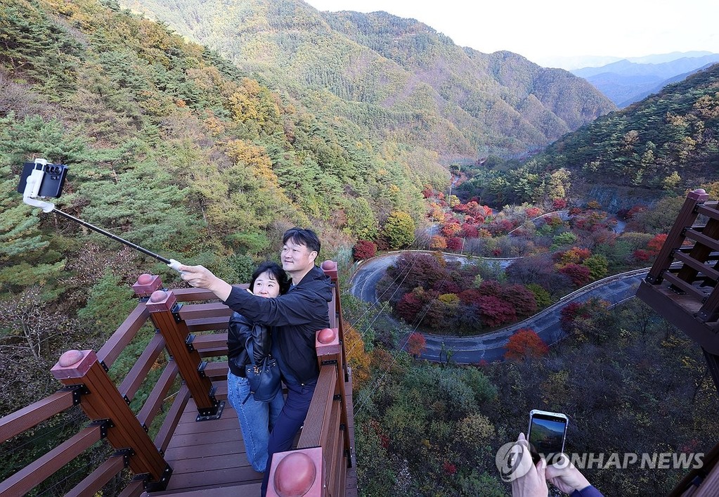 가을 정취 그득한 보발재 단양 보발재 (단양=연합뉴스) 천경환 기자 = 완연한 가을 날씨를 보인 27일 충북 단양군 가곡면 보발재 주변이 단풍으로 물들어 있다. 2026.10.27 kw@yna.co.kr
