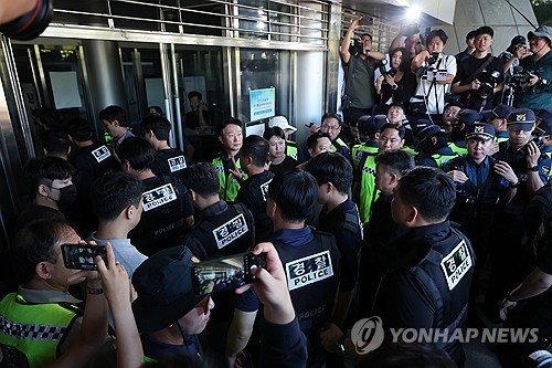 This file photo, taken Sept. 8, 2026, shows police officers entering the Olympic Park Handball Gymnasium in southeastern Seoul, where protesters have gathered to demand a rerun of the June 3 local elections over ballot shortages reported from multiple polling stations. (Yonhap)