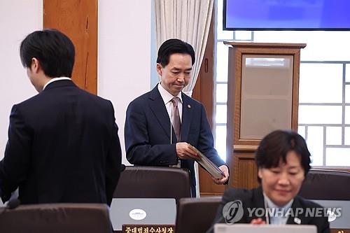 Kim Ji-yong (C), the inaugural chief of the Serious Crime Investigation Agency, takes his seat to attend a Cabinet meeting at Cheong Wa Dae in Seoul on Oct. 27, 2026. (Yonhap)