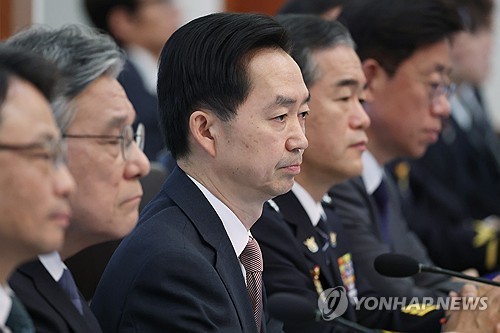  Kim Ji-yong (C), head of the Serious Crime Investigation Agency, attends a Cabinet meeting at Cheong Wa Dae in Seoul on Oct. 27, 2026. (Yonhap)