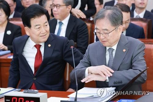  Foreign Minister Cho Hyun (R) and Unification Minister Chung Dong-young attend a parliamentary audit in Seoul on Oct. 27, 2026. (Yonhap)