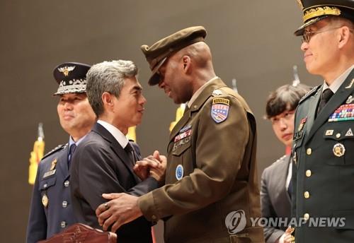  In this file photo, new Defense Minister Kang Shin-chul (L) talks with U.S. Gen. Xavier Brunson, commander of U.S. Forces Korea, during a ceremony at the defense ministry in Seoul on Sept. 22, 2026, to mark his inauguration. (Yonhap)
