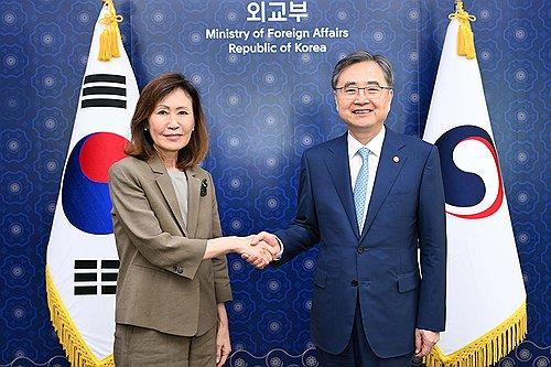  Foreign Minister Cho Hyun (R) shakes hands with U.S. Ambassador to South Korea Michelle Steel during their meeting in Seoul on Aug. 4, 2026, in this file photo posted on Cho's Facebook account. (PHOTO NOT FOR SALE) (Yonhap)