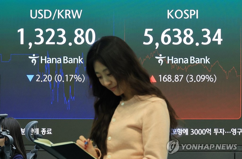  This photo, taken Oct. 27, 2026, shows the dealing room of Hana Bank in Seoul. (Yonhap)