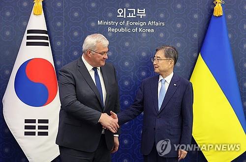 South Korean Foreign Minister Cho Hyun (R) and Ukrainian Foreign Minister Andrii Sybiha shake hands prior to their talks in Seoul, in this file photo from June 30, 2026. (Yonhap)