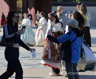 Foreign tourist arrivals in S. Korea estimated to have set annual record early