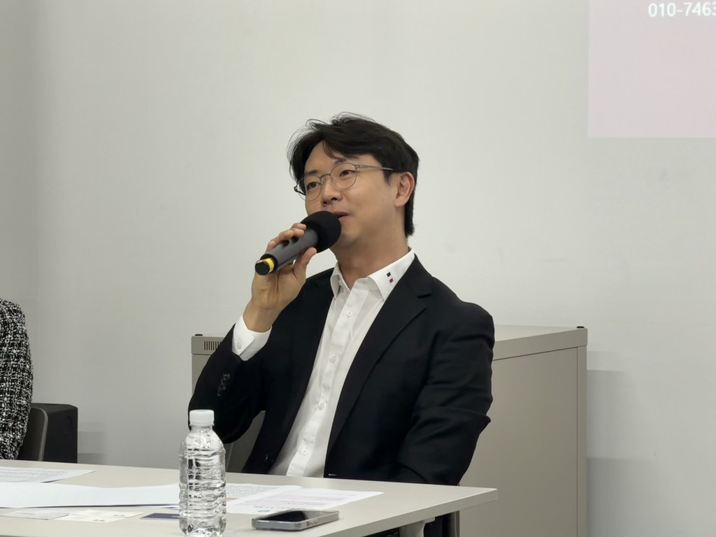  (서울=연합뉴스) 조윤희 기자 = 송영민 예술감독이 서울 종로구 도암갤러리에서 열린 기자간담회에서 질문에 답하고 있다. 2026.10.27 yunnie@yna.co.kr