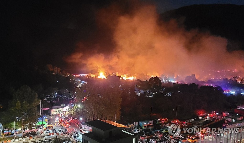  Black smoke billows from a fire in Guryong Village in southern Seoul on Oct. 27, 2026, in this photo provided by a reader. (PHOTO NOT FOR SALE) (Yonhap)
