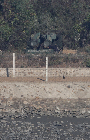 N. Korean troops at inter-Korean coastal border