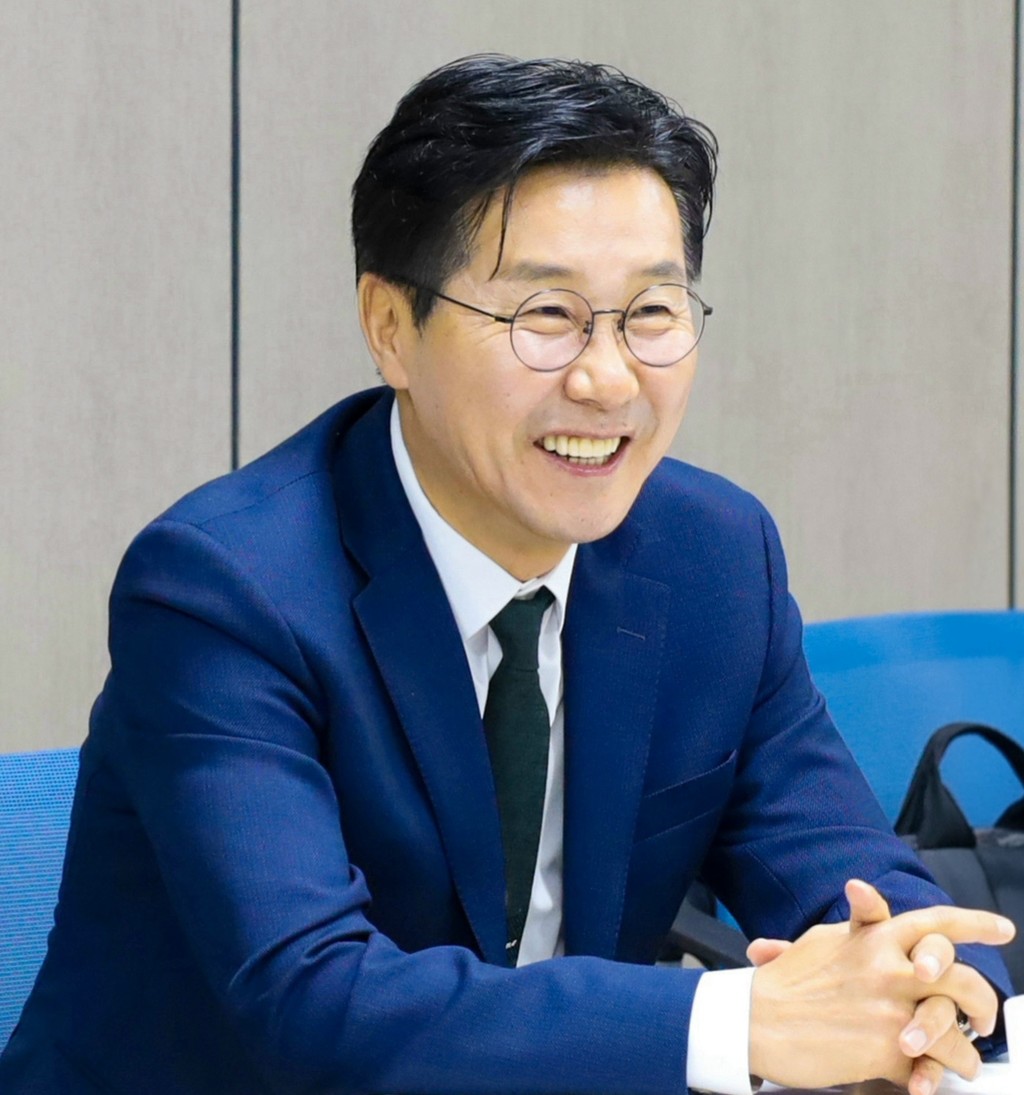 인터뷰하는 최성현 강원관광재단 대표이사 [강원관광재단 제공.재판매 및 DB 금지]