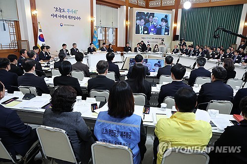  The second plenary meeting of the presidential committee on life and safety takes place at Cheong Wa Dae in Seoul on Oct. 28, 2026, presided over by President Lee Jae Myung. (Yonhap)