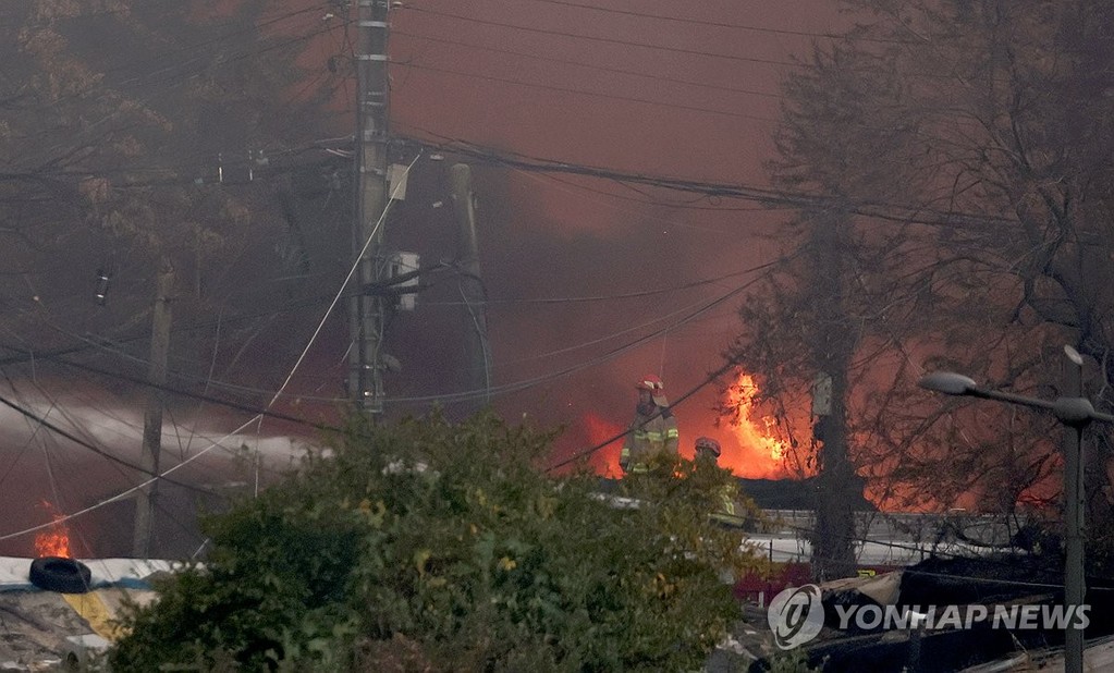  Firefighters battle a fire in the village of Guryong, one of the last remaining shantytowns in Seoul, in the capital's Gangnam Ward on Oct. 27, 2026, after it broke out around 3:50 p.m. the same day. (Yonhap)