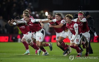 EPL 챔피언 아스널, 카라바오컵서 4부 리그 플리트우드에 충격패