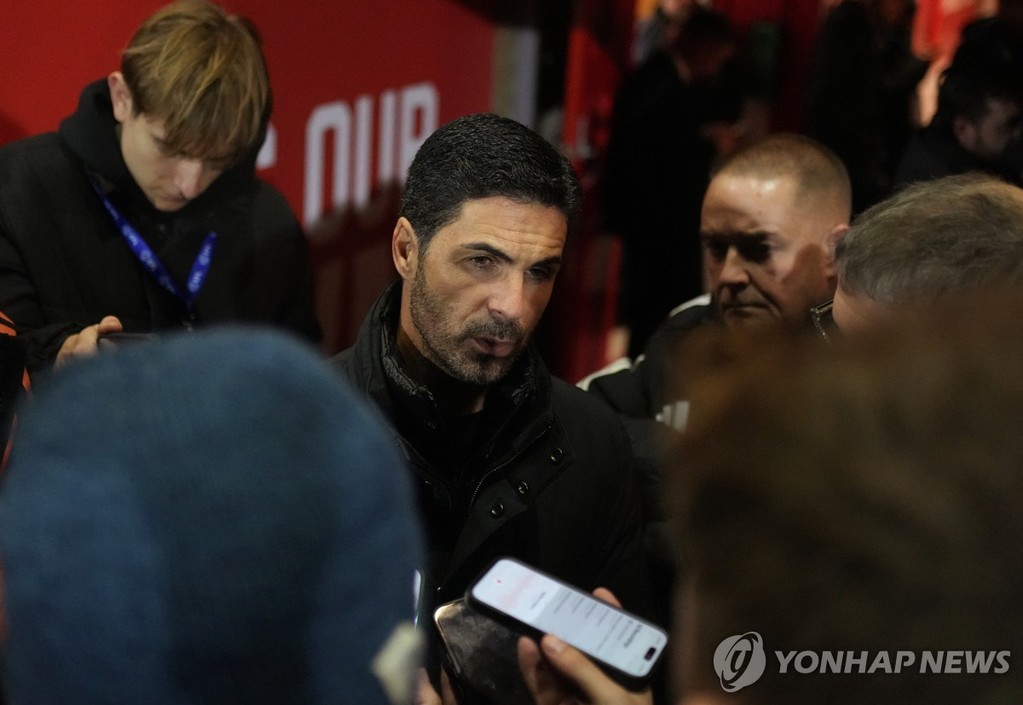 경기 마친 뒤 인터뷰하는 아스널 미켈 아르테타 감독 [로이터=연합뉴스]
