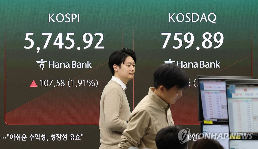  Financial data is shown on a screen in the dealing room of Hana Bank in central Seoul after the market closed on Oct. 26, 2026. (Yonhap)