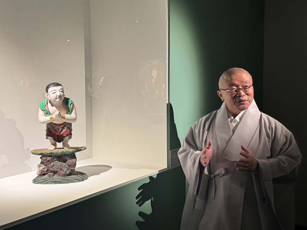 상원사 목조선재동자상 설명하는 불교중앙박물관장 서봉스님 [촬영 고미혜]