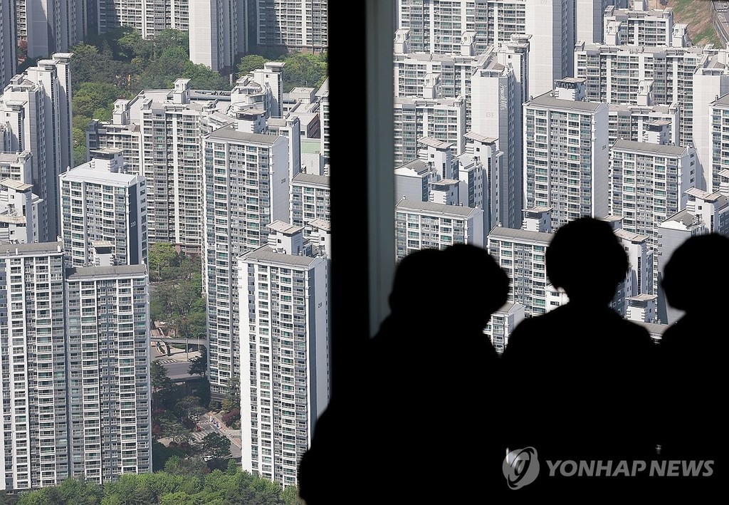 This file photo taken April 19, 2026, shows apartment complexes in southern Seoul. (Yonhap)