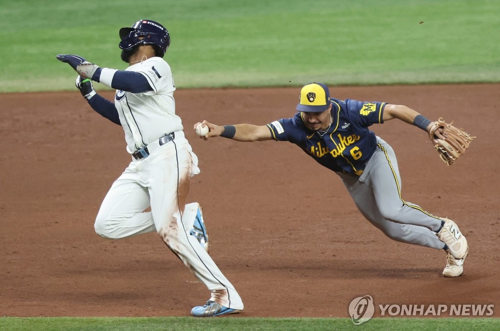 태크 피해 3루로 뛰는 탬파베이 카미네로 [UPI=연합뉴스. 재판매 및 DB 금지]
