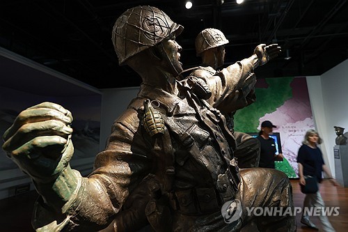  This photo shows a statue symbolizing the Battle of White Horse Hill during the Korean War at the War Memorial of Korea in Seoul. (Yonhap)