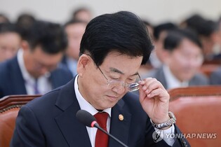 Unification minister urges N. Korea to join talks on inter-Korean border