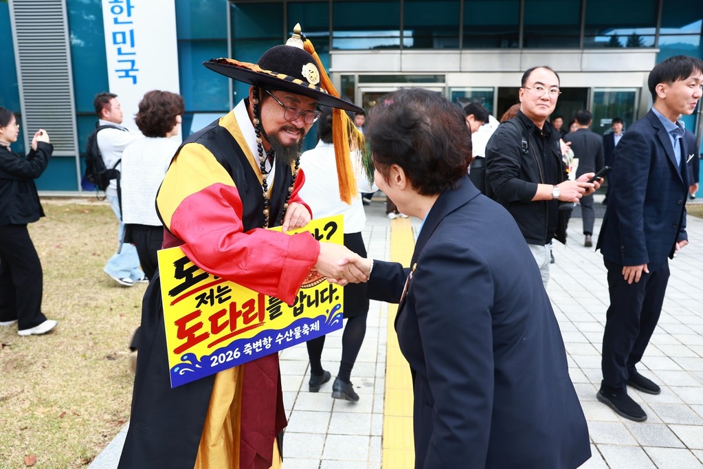 현감 복장을 하고서 축제 홍보하는 황이주 울진군수 [울진군 제공. 재판매 및 DB 금지]