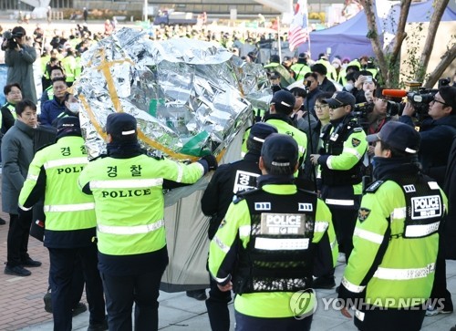  Police officers secure the entrance to the Olympic Park Handball Gymnasium in southeastern Seoul on Oct. 28, 2026, ahead of a special counsel team's inspection of ballots cast during the June 3 local elections. (Yonhap)