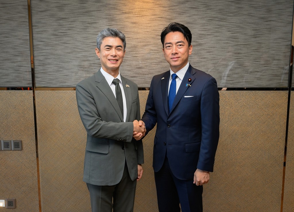  Defense Minister Kang Shin-chul (L) poses with Japanese Defense Minister Shinjiro Koizumi during their talks on the margins of the ASEAN Defense Ministers' Meeting (ADMM) Plus in Cebu, the Philippines, on Oct. 28, 2026, in this photo provided by the defense ministry. (PHOTO NOT FOR SALE) (Yonhap)
