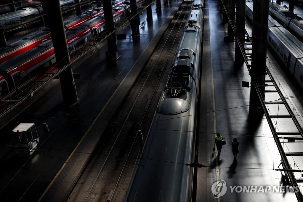  This photo, carried by Reuters, shows a nearly empty platform at a train station in Madrid following the collision of two trains near the central Spanish city of Toledo. (Yonhap)