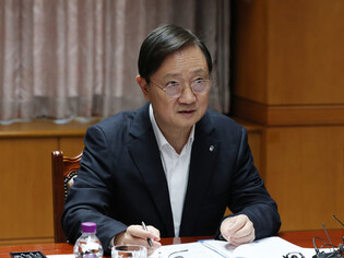 Financial regulator meets heads of financial holding companies