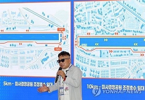 코스 설명하는 황영조 감독 (서울=연합뉴스) 이재희 기자 = 15일 서울 송파구 한국체대에서 열린 2026 연합뉴스 하남 국제 트레일런 페스티벌 조직위 발대식에서 올림픽 마라톤 금메달리스트인 황영조 국민체육진흥공단 감독이 대회 로드 코스를 설명하고 있다. 이 대회는 12월 12일부터 13일까지 미사경정공원 및 하남시 일대에서 열린다. 2026.9.15 scape@yna.co.kr