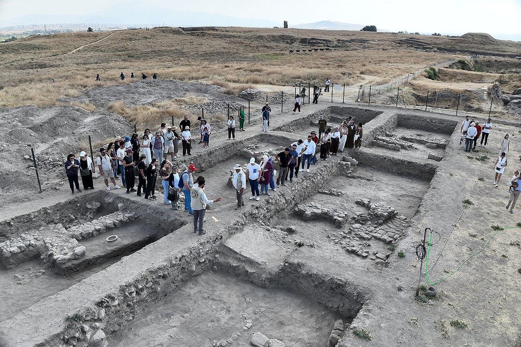 국립문화유산연구원, 고대 문명 역사 간직한 '퀼테페 유적' 연구 성과 (서울=연합뉴스) 국립문화유산연구원은 튀르키예 문화관광부, 앙카라대와 함께 발굴 조사 중인 퀼테페 유적에서 기원전 323∼30년에 해당하는 헬레니즘 시대에 조성된 것으로 추정되는 모자이크 바닥이 남아있는 건물터를 확인했다고 29일 밝혔다. 
    사진은 현장 설명회 모습. 2026.10.29 [국립문화유산연구원 제공. 재판매 및 DB 금지] photo@yna.co.kr