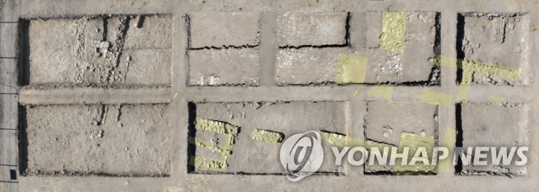 국립문화유산연구원, 고대 문명 역사 간직한 '퀼테페 유적' 연구 성과 (서울=연합뉴스) 국립문화유산연구원은 튀르키예 문화관광부, 앙카라대와 함께 발굴 조사 중인 퀼테페 유적에서 기원전 323∼30년에 해당하는 헬레니즘 시대에 조성된 것으로 추정되는 모자이크 바닥이 남아있는 건물터를 확인했다고 29일 밝혔다. 
    사진은 퀼테페 유적의 헬레니즘 시대 문화층. 2026.10.29 [국립문화유산연구원 제공. 재판매 및 DB 금지] photo@yna.co.kr