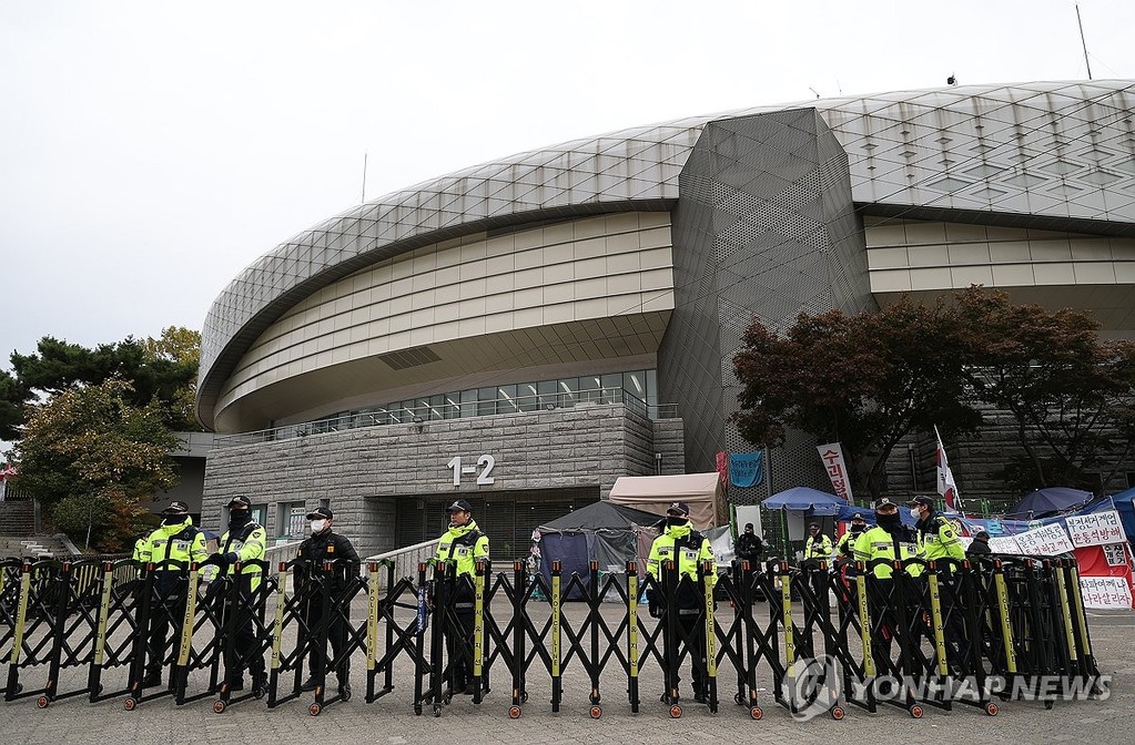 Police stand outside the Olympic Park Handball Gymnasium in southeastern Seoul on Oct. 29, 2026, after ballot boxes were removed from the arena following an inspection by a special counsel team. (Yonhap)