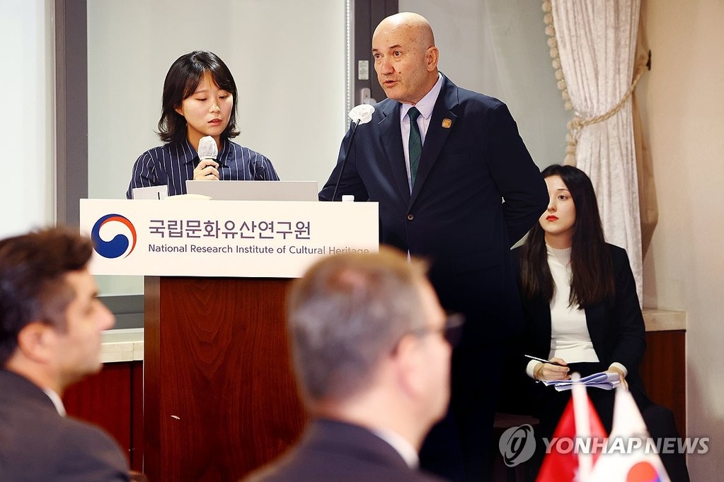 한-튀르키예 공동연구 성과 발표하는 피크리 쿨라코울루 (서울=연합뉴스) 진연수 기자 = 피크리 쿨라코울루 앙카라대학교 교수가 27일 서울 중구 코리아나 호텔에서 열린 한국-튀르키예 공동연구 조사성과 설명 및 초청자 인터뷰에서 튀르키예 퀼테페 유적의 공동 연구 성과를 발표하고 있다. 2026.10.29 jin90@yna.co.kr