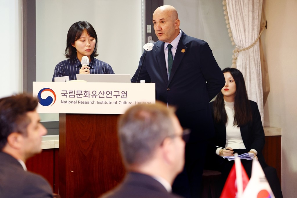 최지연 연구원(왼쪽)과 피크리 쿨라코울루 교수 (서울=연합뉴스) 진연수 기자 = 피크리 쿨라코울루 튀르키에 앙카라대 교수가 지난 27일 서울 중구의 한 호텔에서 국립문화유산연구원과 함께 진행한 퀼테페-카네시 유적 공동 발굴 조사 성과를 설명하고 있다. 사진 왼쪽은 앙카라대에서 박사 과정을 전공한 뒤 조사단에 참여 중인 최지연 연구원. 2026.10.29
jin90@yna.co.kr