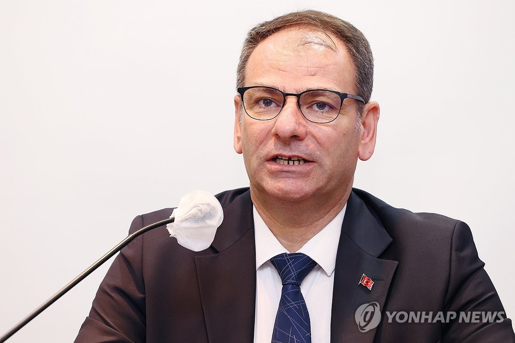 질문에 답하는 뷜렌트 괴뉠타쉬 부총국장 (서울=연합뉴스) 진연수 기자 = 뷜렌트 괴뉠타쉬 튀르키예 문화관광부 부총국장이 27일 서울 중구 코리아나 호텔에서 열린 한국-튀르키예 공동연구 조사성과 설명 및 초청자 인터뷰에서 질문에 답하고 있다. 2026.10.29 jin90@yna.co.kr