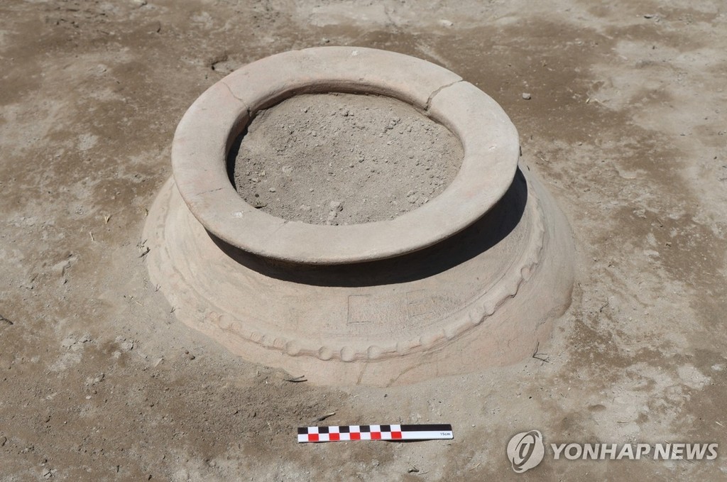 국립문화유산연구원, 고대 문명 역사 간직한 '퀼테페 유적' 연구 성과 (서울=연합뉴스) 국립문화유산연구원은 튀르키예 문화관광부, 앙카라대와 함께 발굴 조사 중인 퀼테페 유적에서 기원전 323∼30년에 해당하는 헬레니즘 시대에 조성된 것으로 추정되는 모자이크 바닥이 남아있는 건물터를 확인했다고 29일 밝혔다. 
    사진은 헬레니즘 시기 출토 유물. 2026.10.29 [국립문화유산연구원 제공. 재판매 및 DB 금지] photo@yna.co.kr