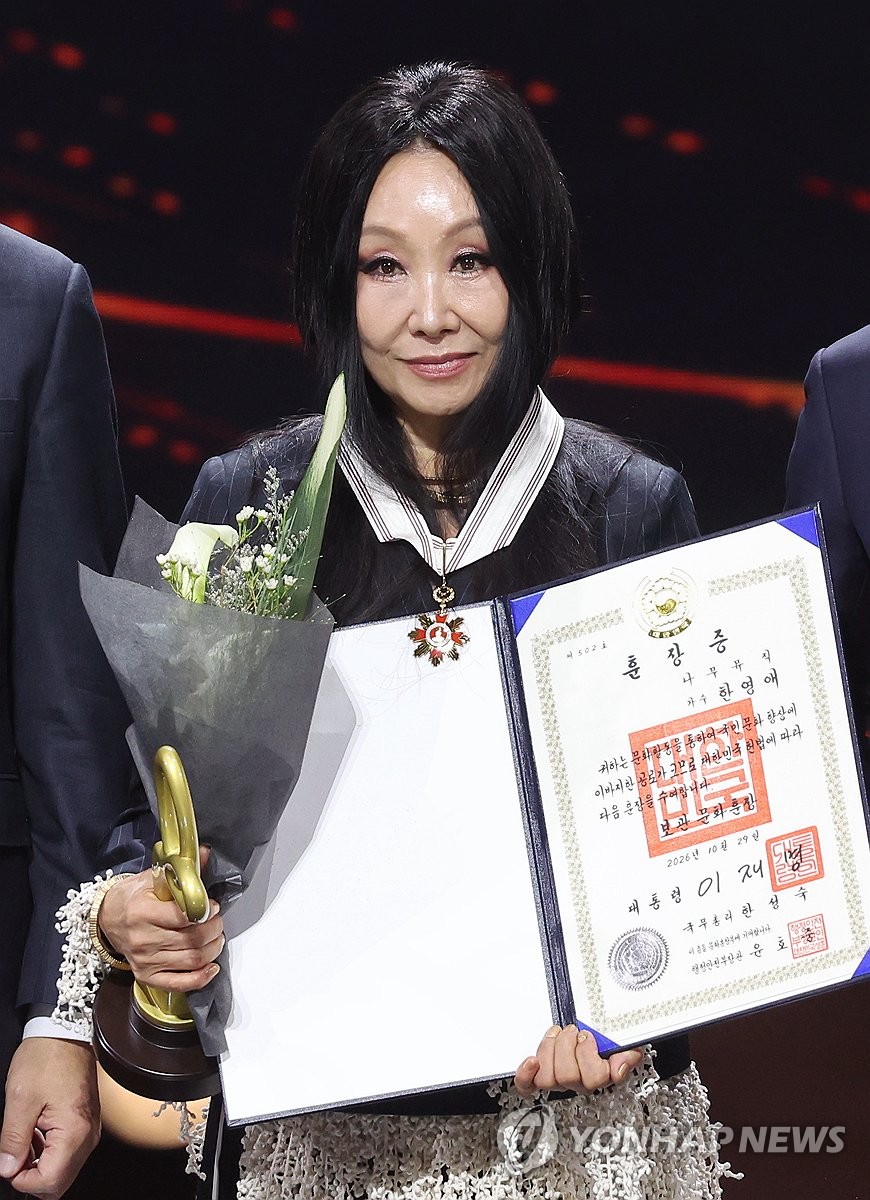 한영애, 은관문화훈장 수훈 (서울=연합뉴스) 이재희 기자 = 가수 한영애가 29일 서울 중구 국립극장에서 열린 '제17회 대한민국 대중문화예술상' 시상식에서 은관문화훈장을 수훈한 뒤 기념촬영을 하고 있다. 2026.10.29 scape@yna.co.kr