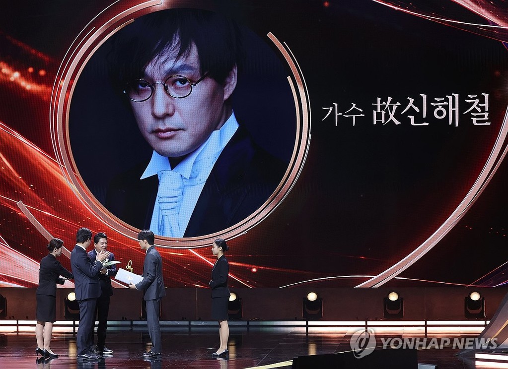신해철, 은관문화훈장 추서 (서울=연합뉴스) 이재희 기자 = 29일 서울 중구 국립극장에서 열린 '제17회 대한민국 대중문화예술상' 시상식에서 은관문화훈장이 추서된 가수 고 신해철의 아들 신동원 씨가 최휘영 문체부 장관에게 훈장증을 받고 있다. 2026.10.29 scape@yna.co.kr