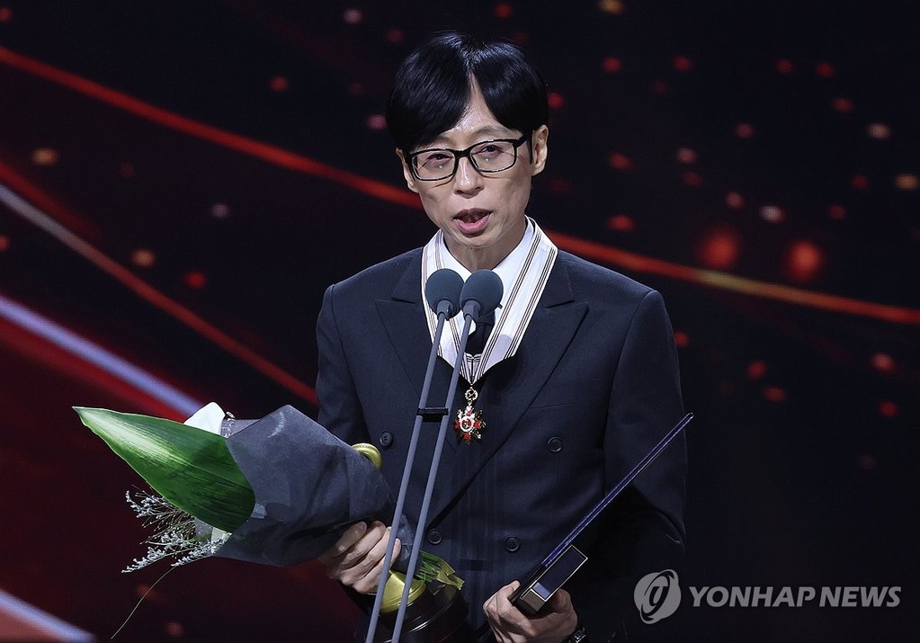 훈장 수훈 소감 밝히는 유재석 (서울=연합뉴스) 이재희 기자 = 희극인 유재석이 29일 서울 중구 국립극장에서 열린 '제17회 대한민국 대중문화예술상' 시상식에서 보관문화훈장을 받은 뒤 소감을 밝히고 있다. 2026.10.29 scape@yna.co.kr